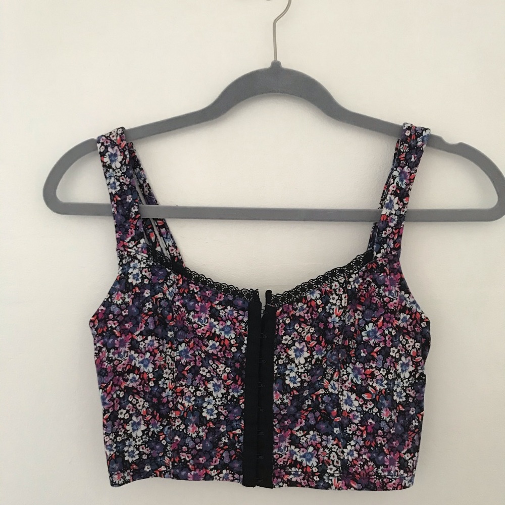The cutest cropped top in a size small 🌸🖤